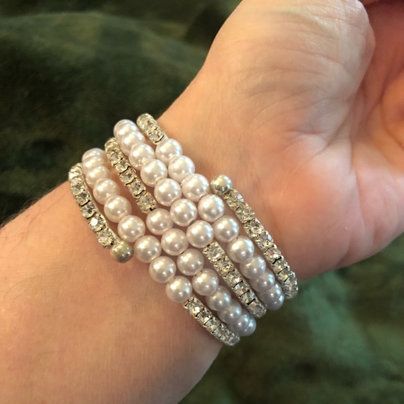 🌸Sparkling Pearl and Rhinestone wrapped bracelet. - Picture 2 of 2